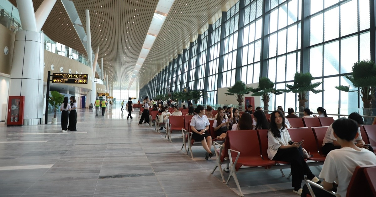 Nhà ga T3 sân bay Tân Sơn Nhất bị dột trong trận mưa lớn đầu mùa