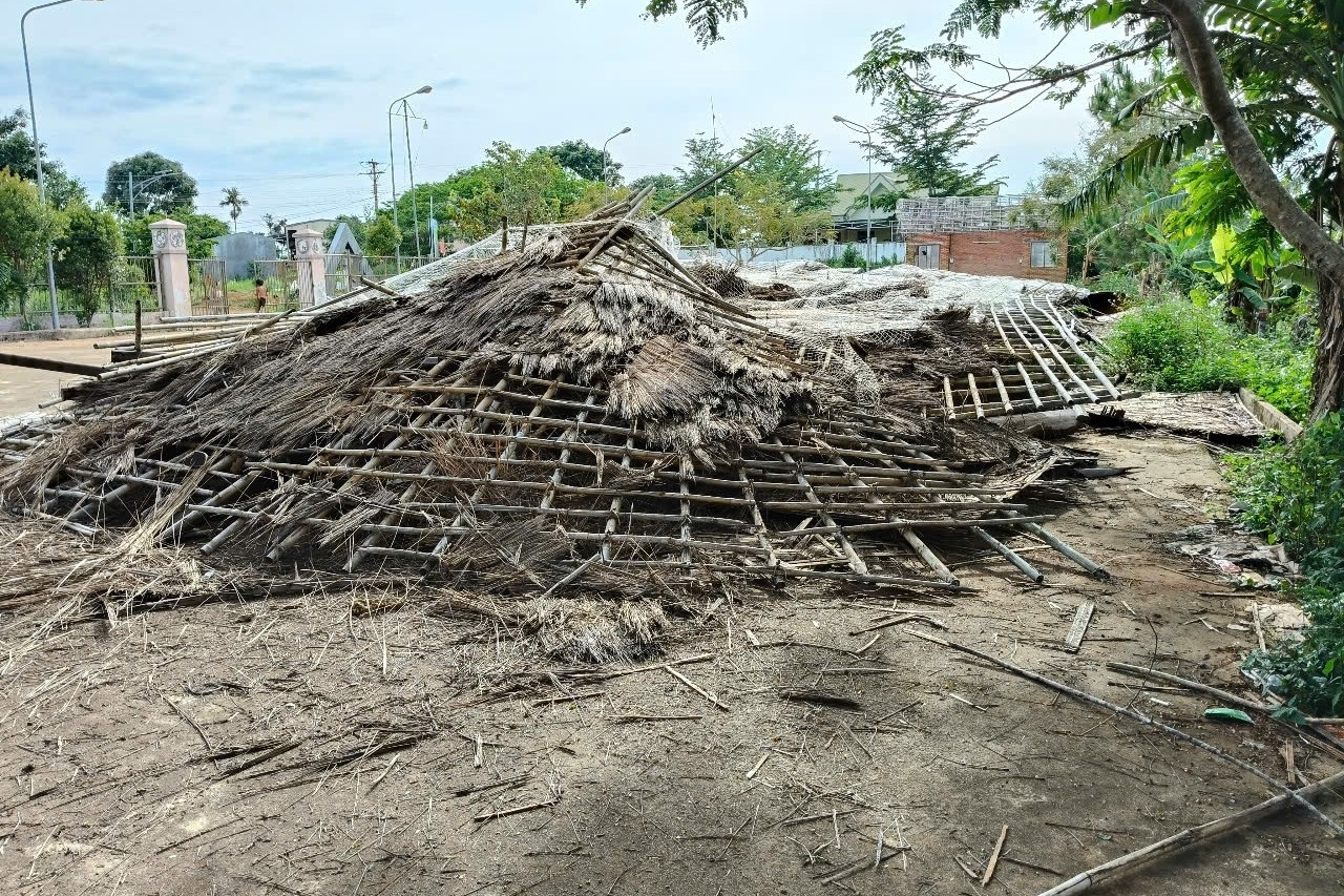Nhà truyền thống hơn 3 tỷ đồng đổ sập hoàn toàn sau luồng gió mạnh đầu mùa