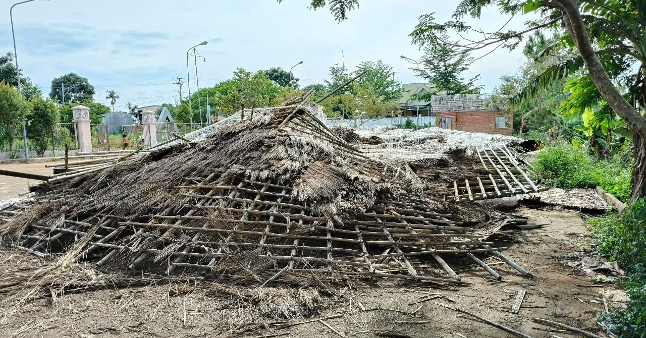 Nhà truyền thống hơn 3 tỷ đồng đổ sập hoàn toàn sau luồng gió mạnh đầu mùa
