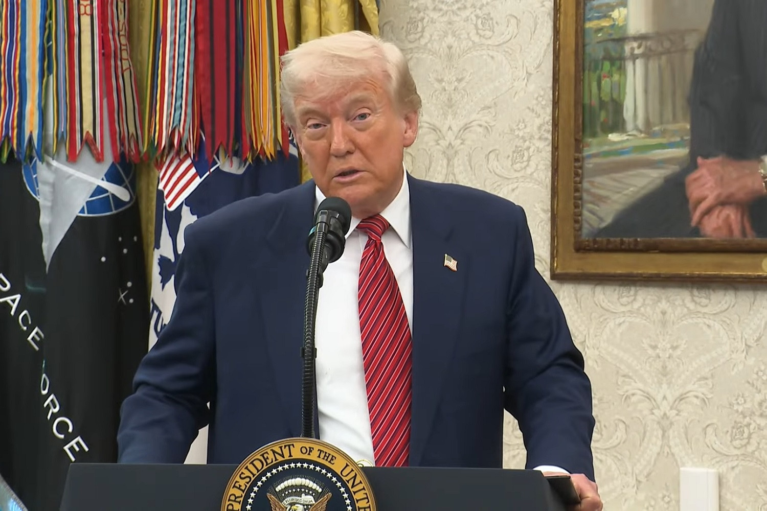 Ông Trump hứa không mềm mỏng với Trung Quốc về thuế quan trước đối thoại