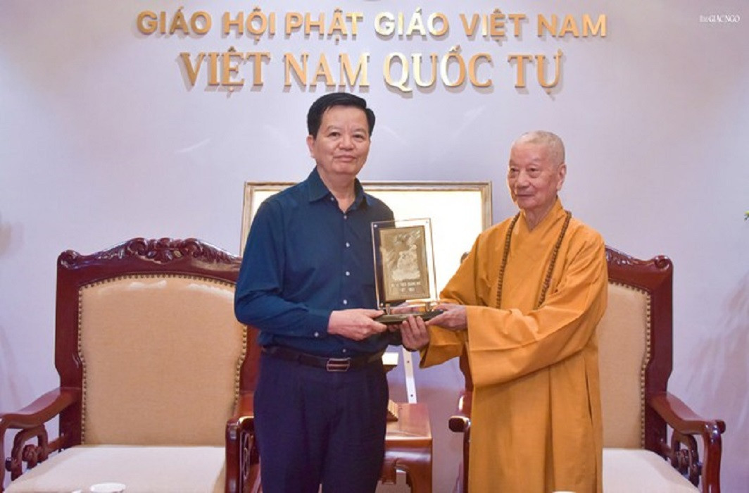 Pho Thu tuong tham Duc Phap chu.jpg