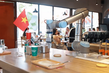 Quán 'cà phê tương lai' tại Hà Nội: Robot pha chế, bưng tận bàn cho khách