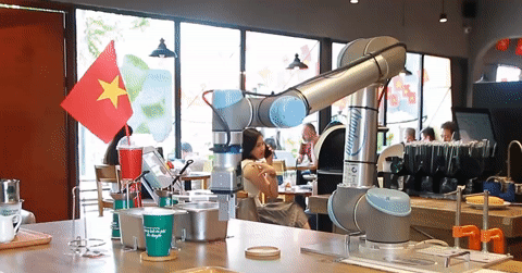 Quán 'cà phê tương lai' tại Hà Nội: Robot pha chế, bưng tận bàn cho khách