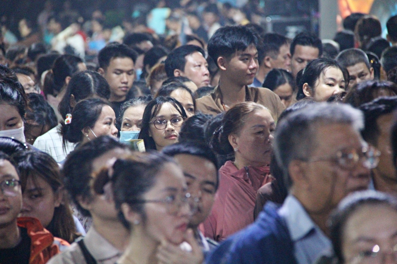 Thức đêm, ngủ lại ngay khuôn viên chùa để được chiêm bái xá lợi Đức Phật