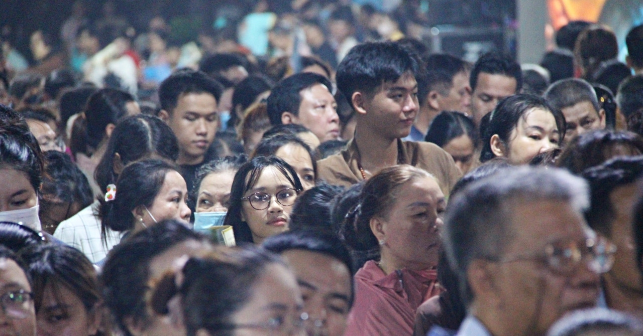 Thức đêm, ngủ lại ngay khuôn viên chùa để được chiêm bái xá lợi Đức Phật