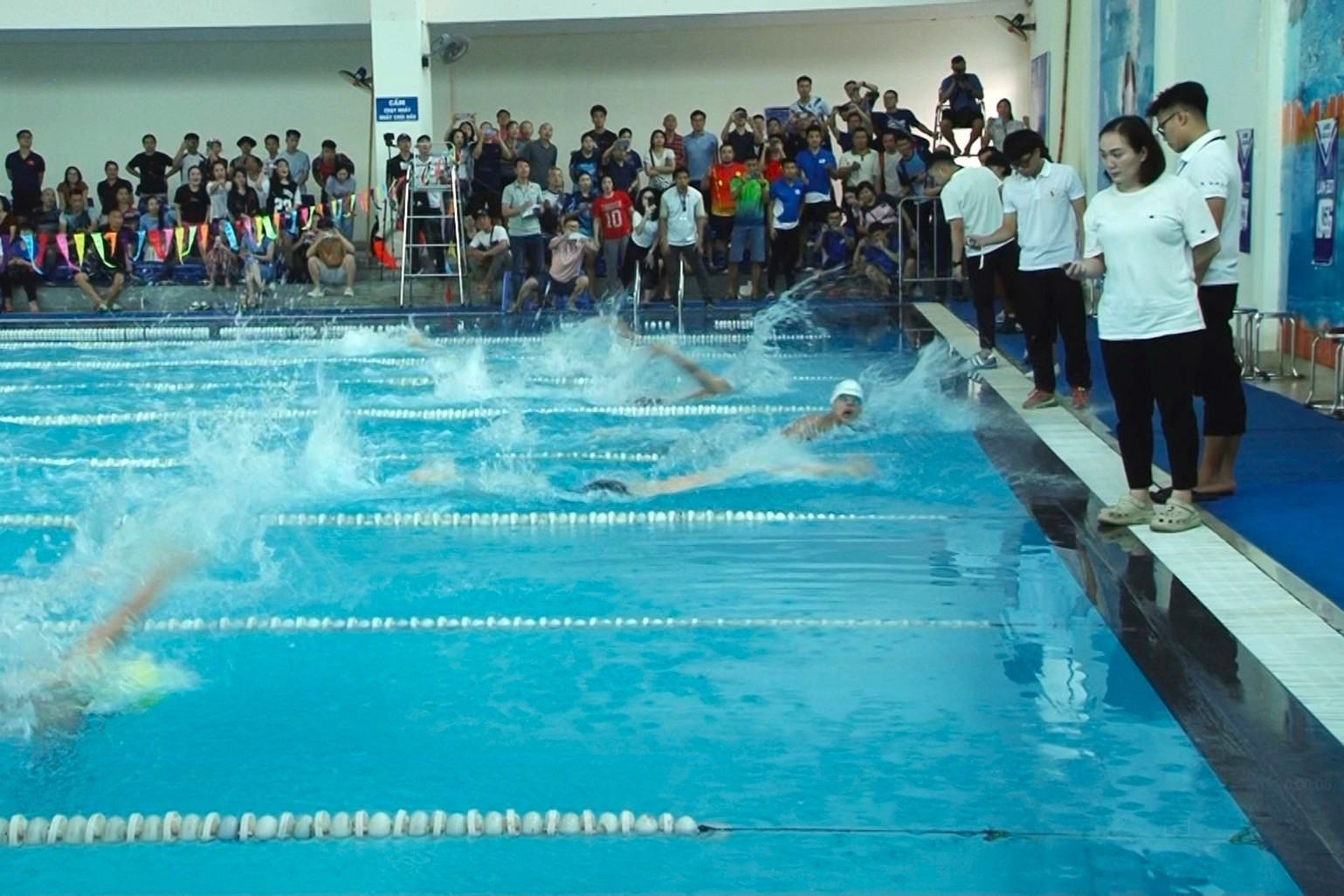 Tình huống chênh nhau 0,01 giây gây tranh cãi trong giải bơi của học sinh Hà Nội