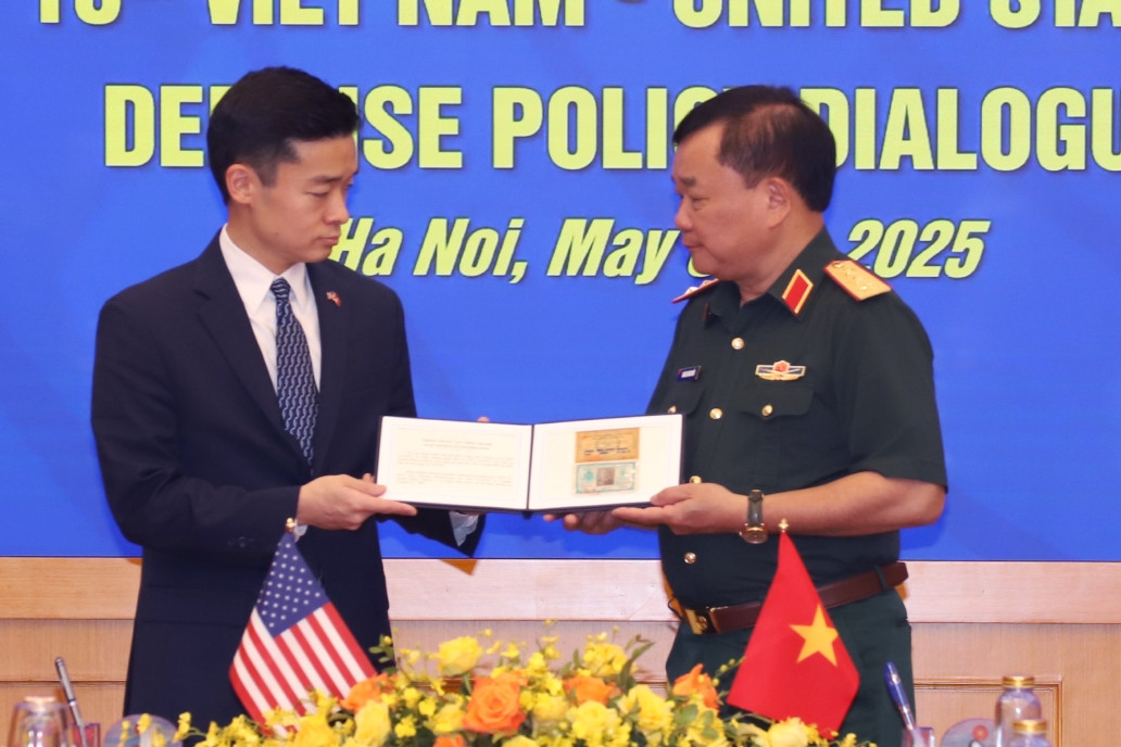 Trao kỷ vật chiến tranh cho Quyền Trợ lý Bộ trưởng Quốc phòng Mỹ