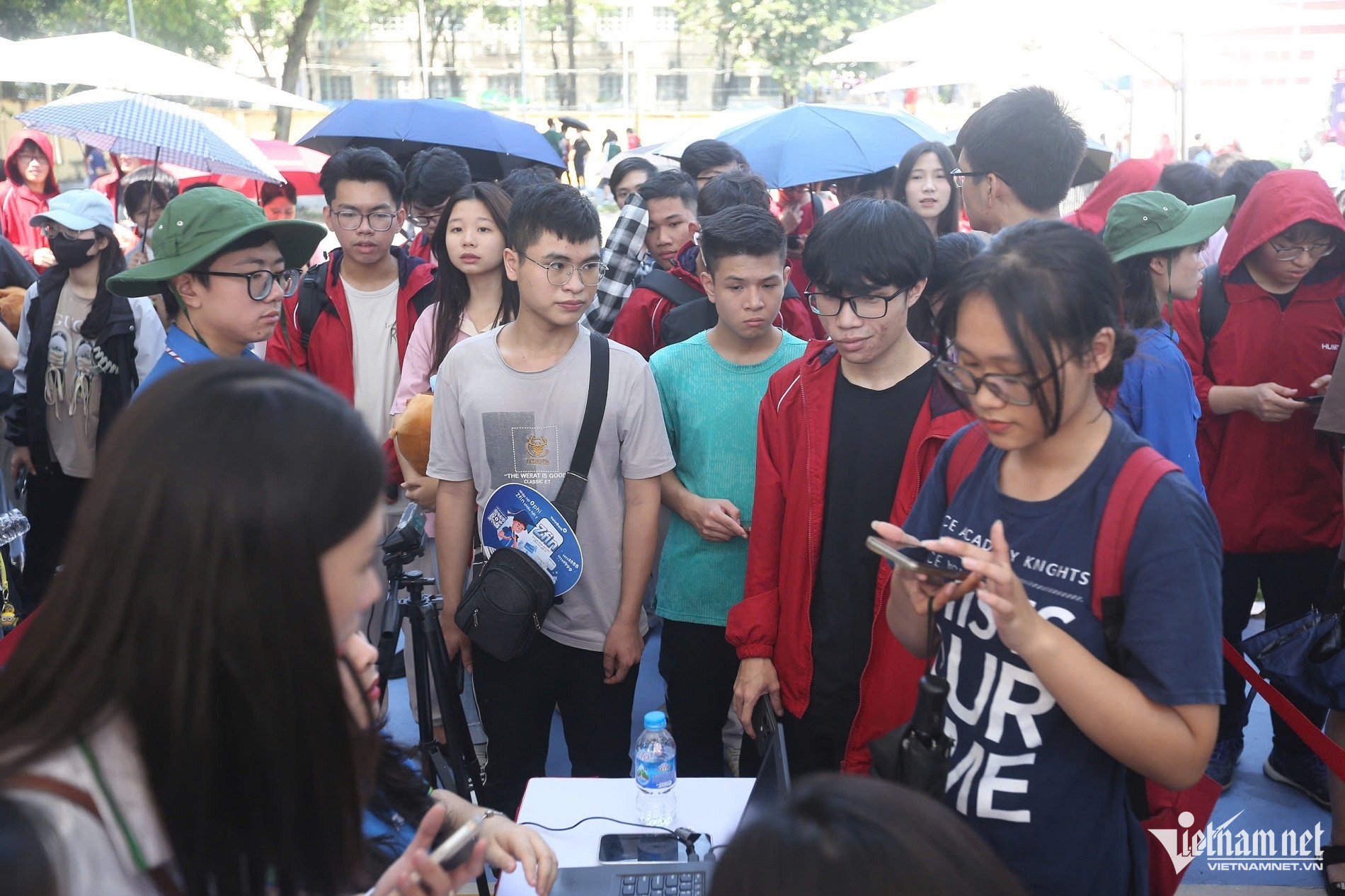 W-sinh vien trai nghiem 1 8299.jpg