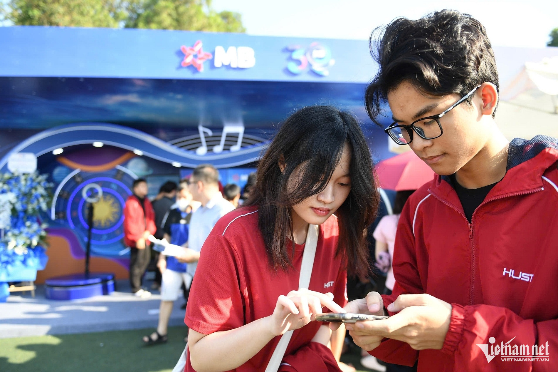 W-sinh vien trai nghiem 8298.jpg