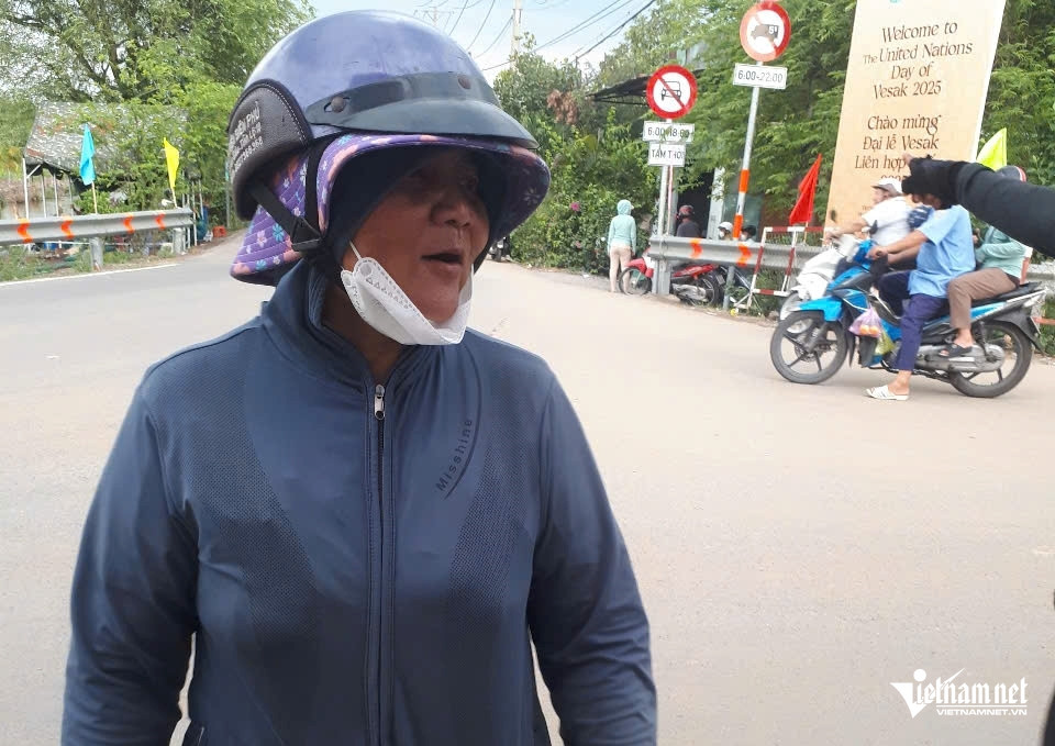 W-xe ôm xem xá lợi phật 2.jpg