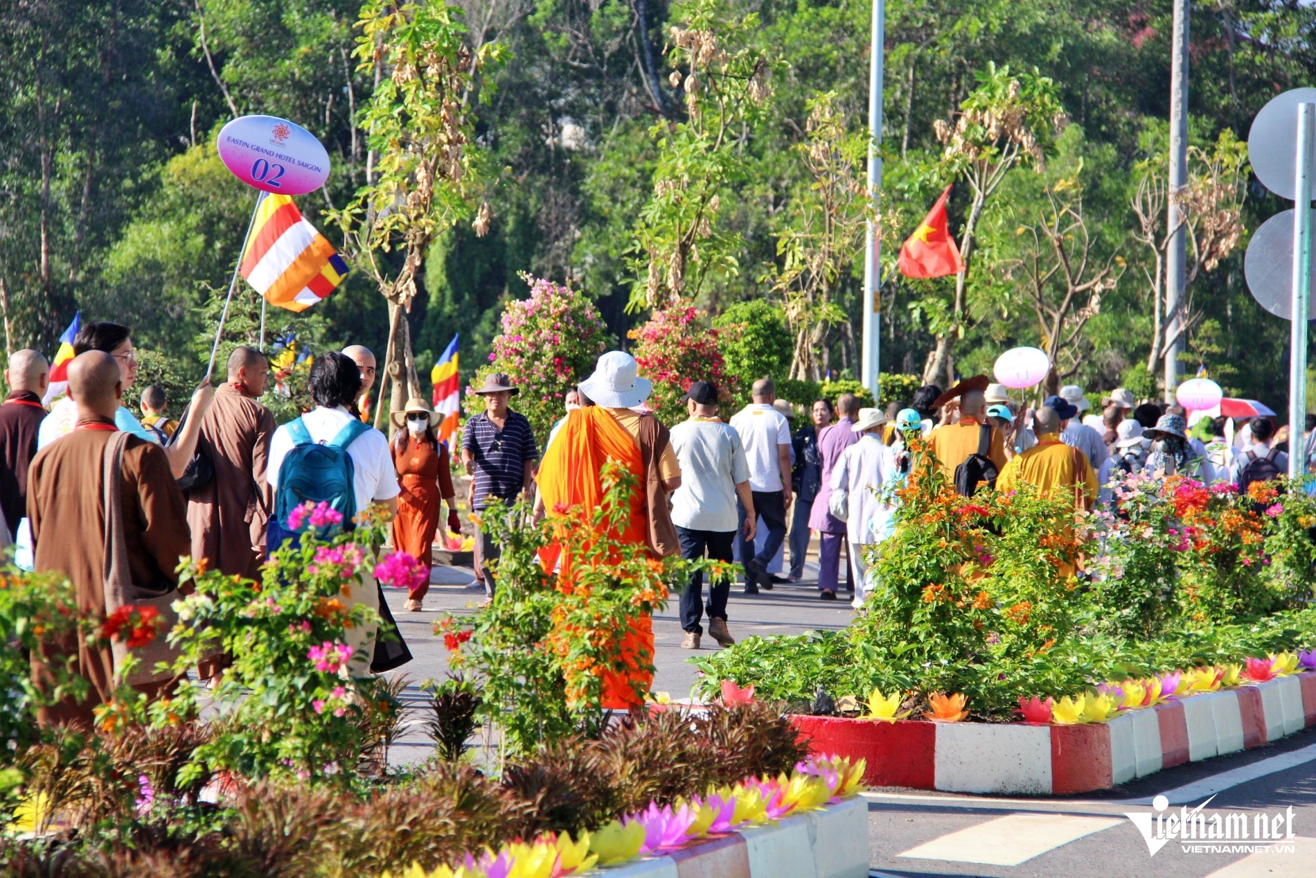 W-xe ôm xem xá lợi phật 4.JPG.jpg