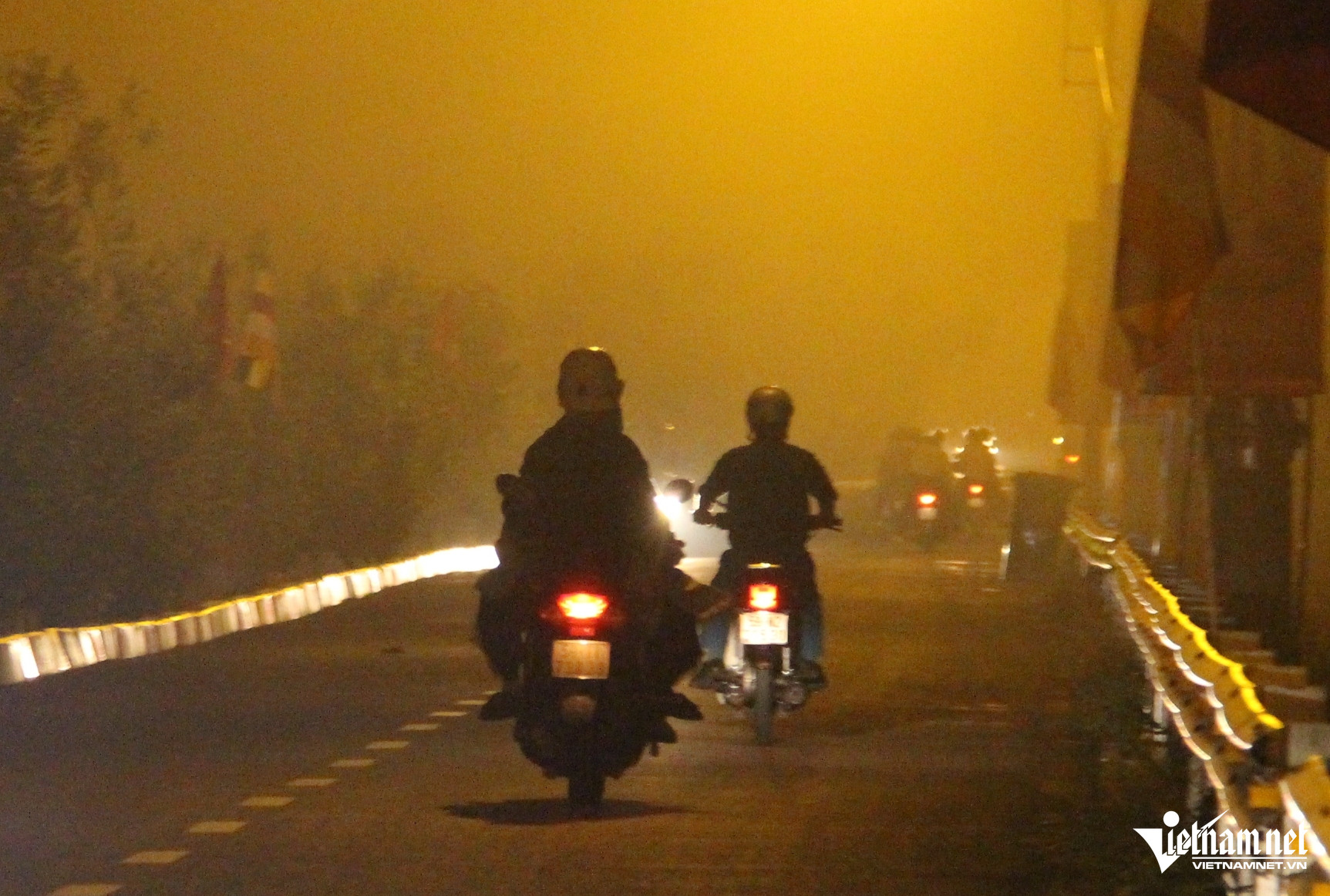 W-xe ôm xem xá lợi phật.JPG.jpg