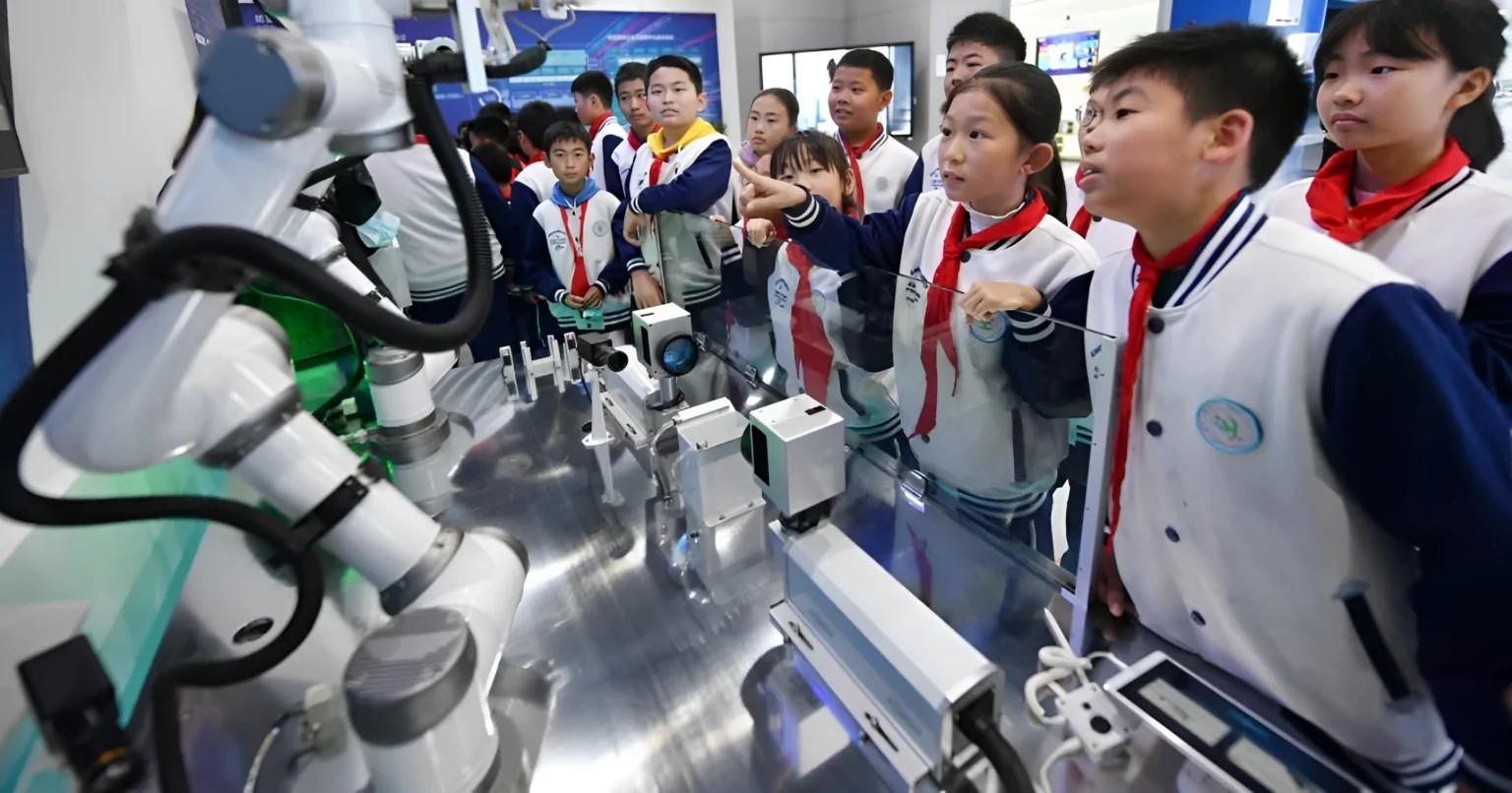 Trung Quốc đưa AI vào trường học, quyết 'so găng' cường quốc công nghệ với Mỹ 1 w592xw0g.png