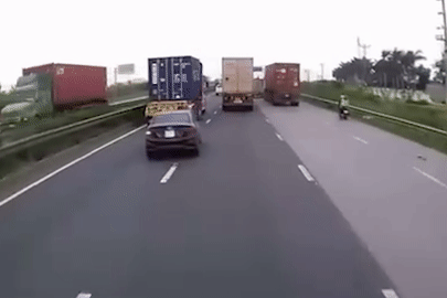 Xe container chạy lấn làn xe máy, gây tai nạn chết người trên Quốc lộ 5