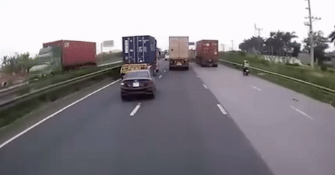 Xe container chạy hết làn đường xe máy gây tai nạn chết người trên Quốc lộ 5