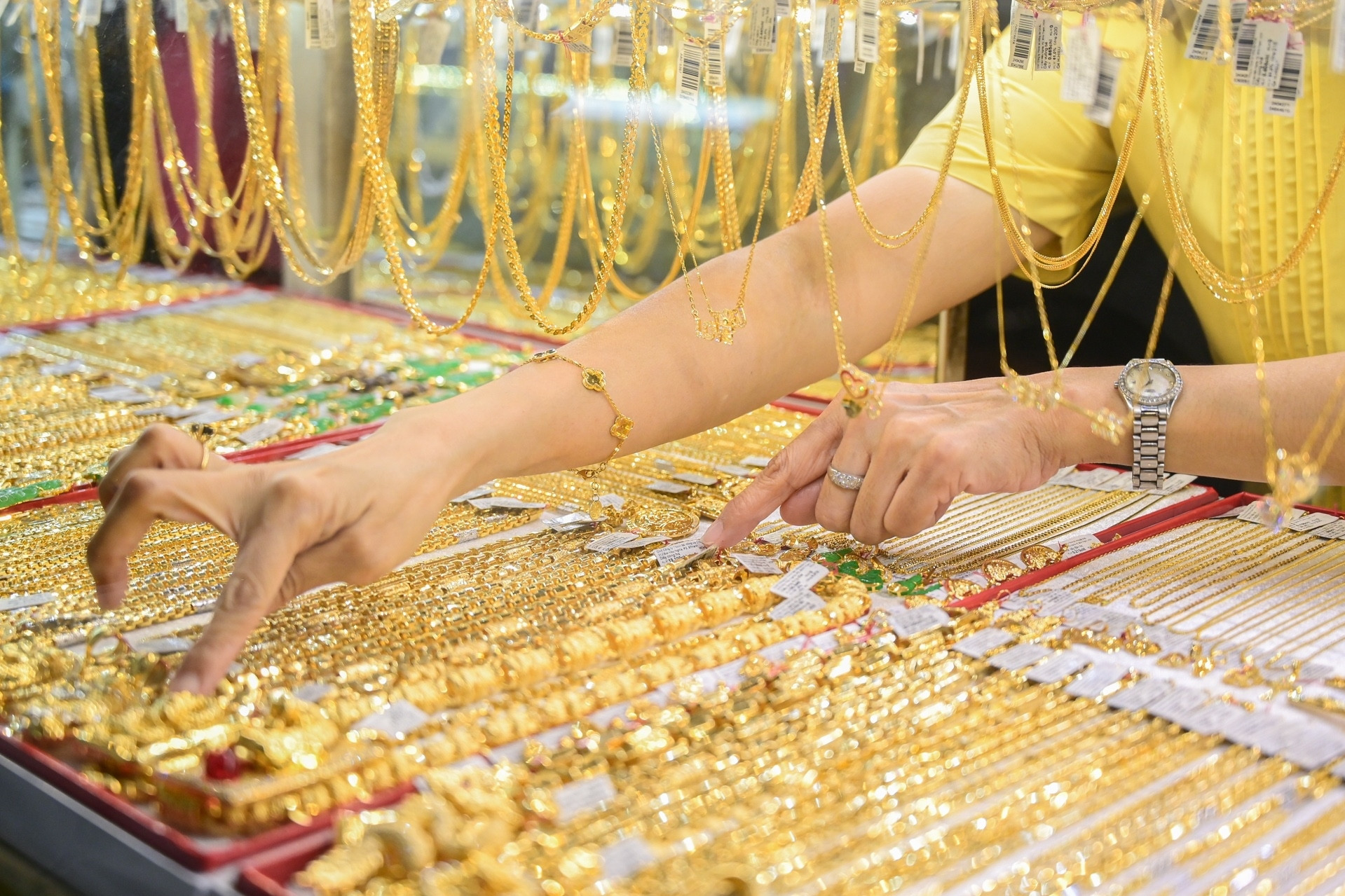 Giá vàng hôm nay 10/5/2025 tăng 'nóng', vàng SJC vọt lên 122 triệu đồng