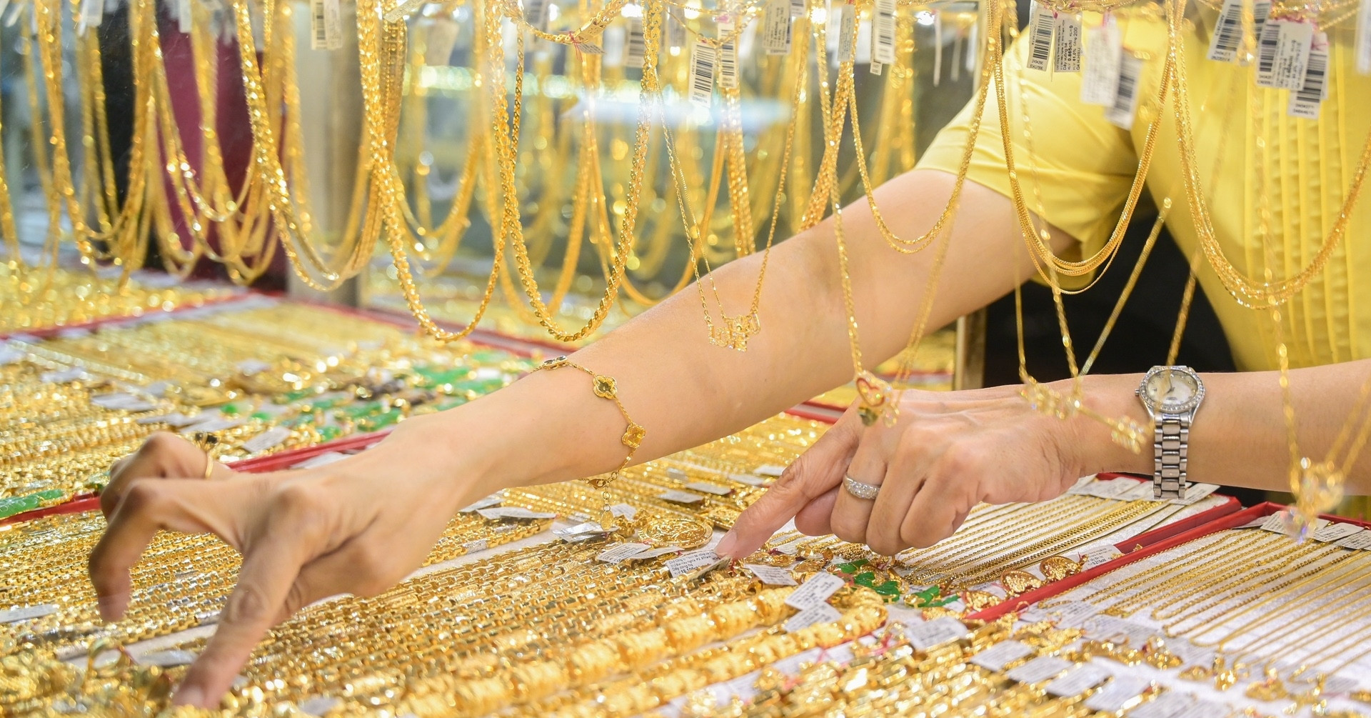 Giá vàng hôm nay 10/5/2025 vọt tăng, vàng miếng...