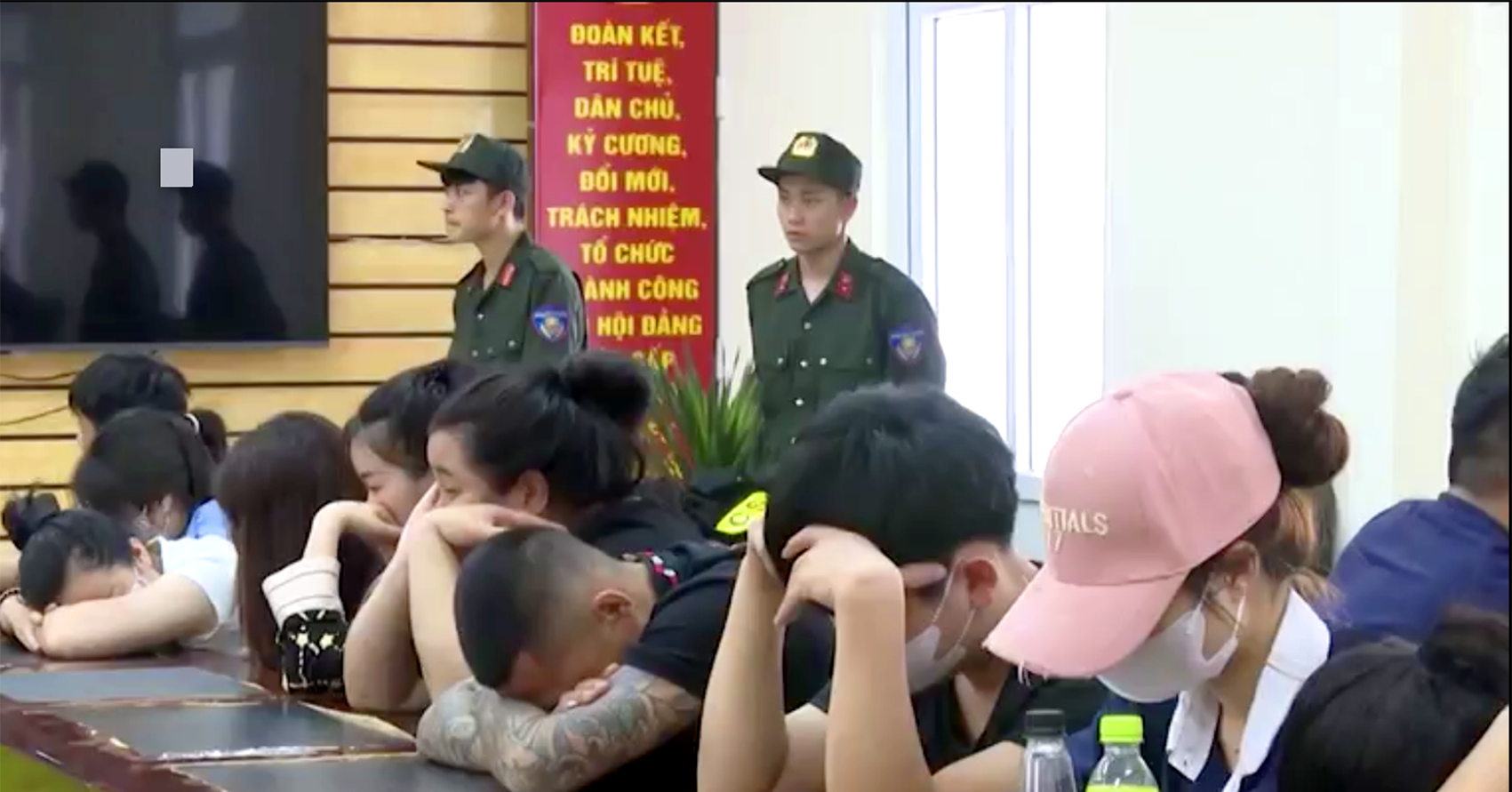 Bản tin trưa 9/5: Lời khai kẻ cầm đầu nhóm 'cắt đá tìm ngọc', giao dịch trăm tỷ