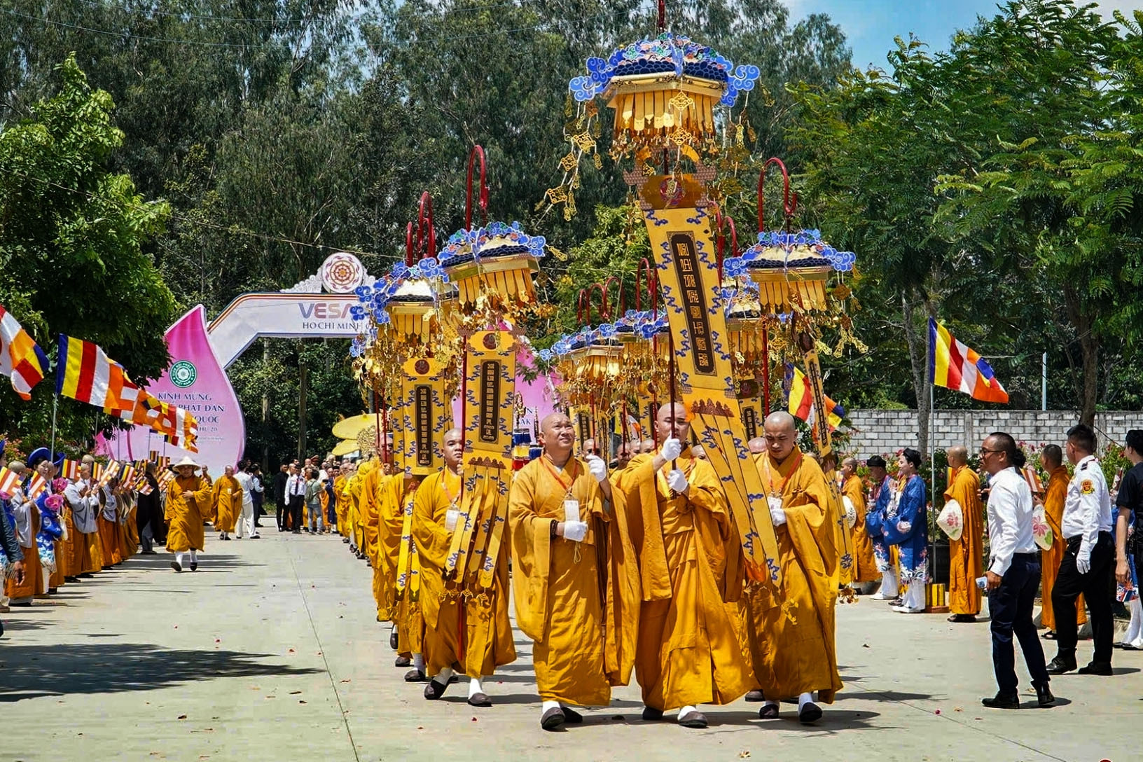 Ánh sáng Vesak và tầm nhìn Việt Nam