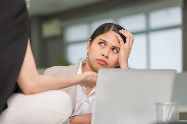 Đi ăn trưa, cô gái phát hiện chuyện không ngờ về nữ đồng nghiệp hay nói đạo lý