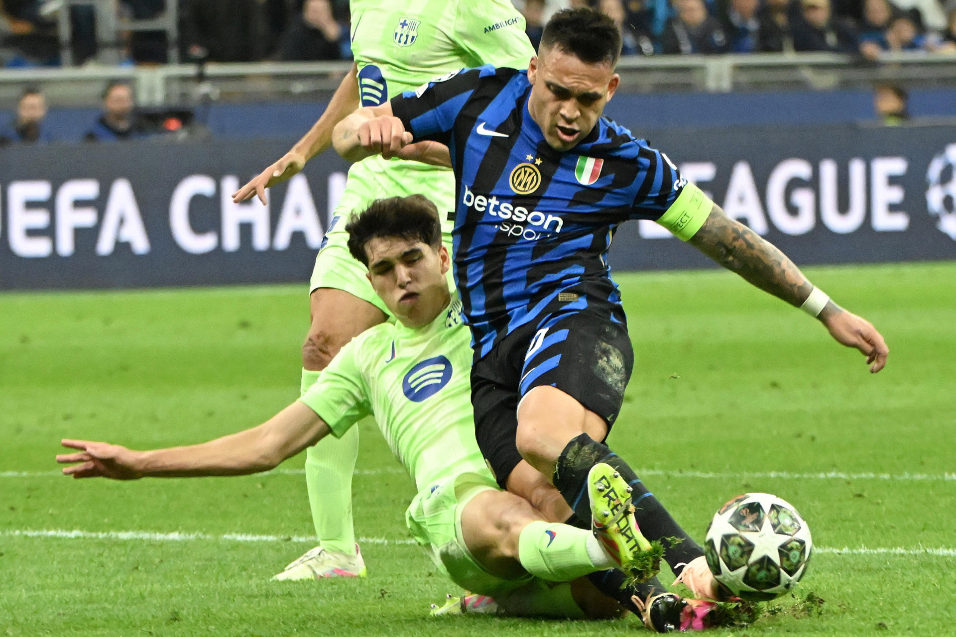 EFE. Cubarsi Lautaro Inter Barca.jpg