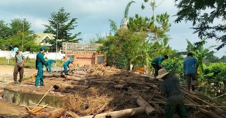 Hiện trường nhà truyền thống hơn 3 tỷ đồng bị đổ sập sau luồng gió mạnh