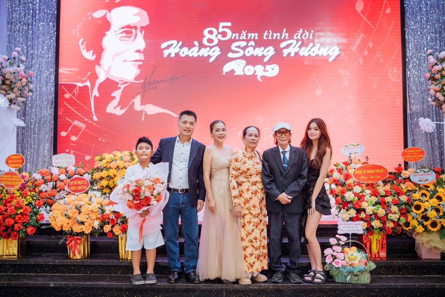 Mỹ Lệ mở đêm nhạc tri ân cha - nhạc sĩ Hoàng Sông Hương