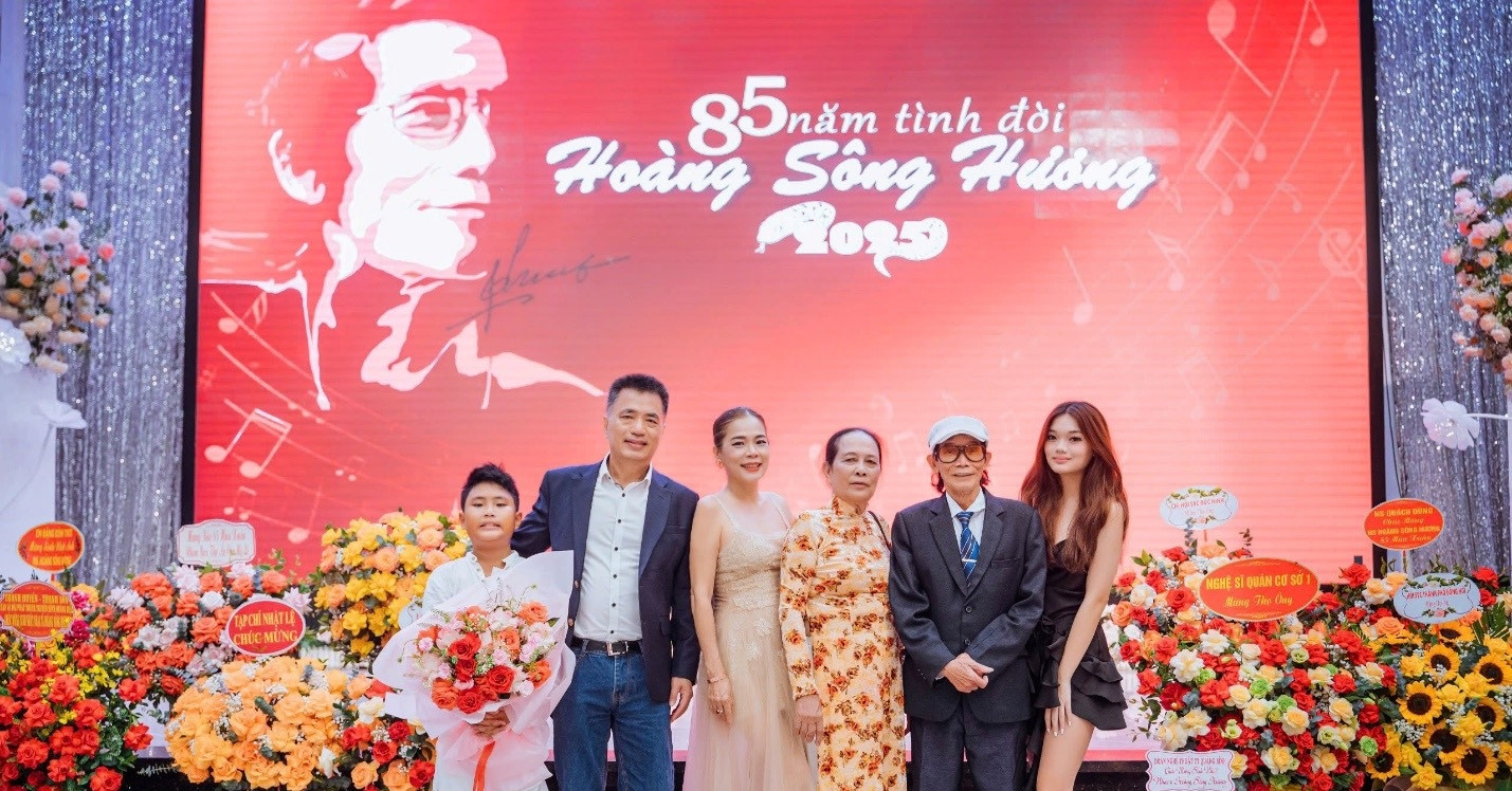 Mỹ Lệ mở đêm nhạc tri ân cha - nhạc sĩ Hoàng Sông Hương