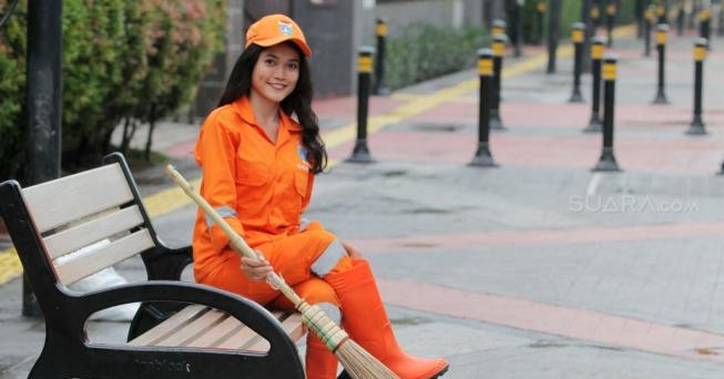 Nhiều cử nhân đại học cạnh tranh suất xin làm công nhân vệ sinh