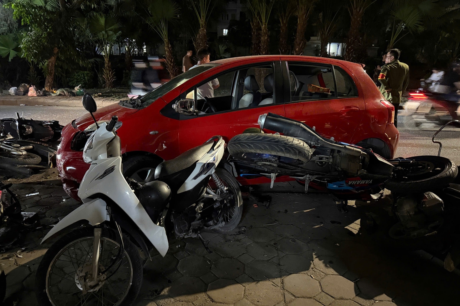 Ô tô tông liên hoàn loạt xe máy ở Hà Nội, tài xế loạng choạng bước xuống