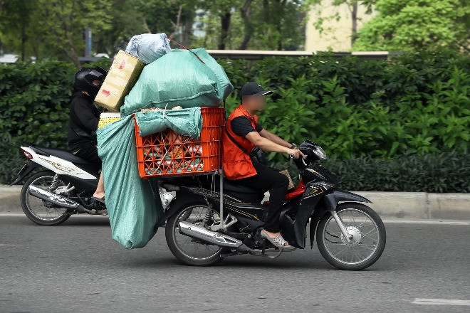 Buộc bao tải che biển số, loạt shipper xếp hàng nhận phiếu phạt 5 triệu đồng