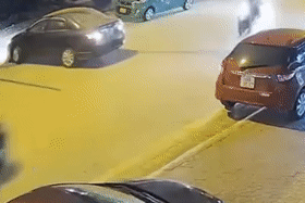 Lùi xe như phim hành động, tài xế khiến hai người đi xe máy suýt 'bay màu'