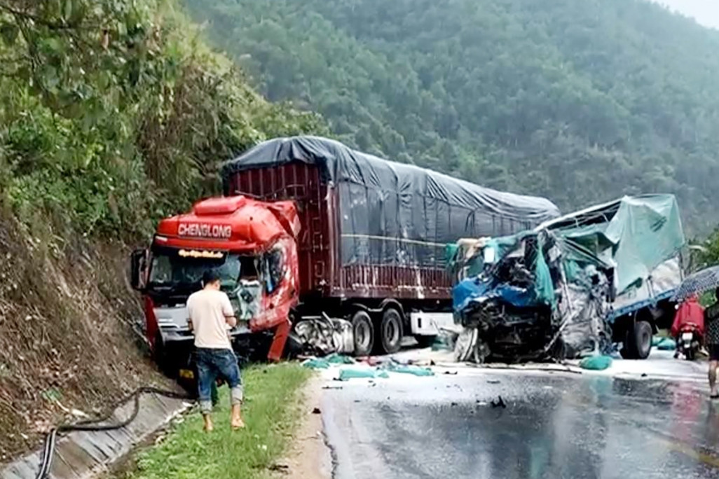 Tài xế tử vong, xe tải biến dạng sau tai nạn với xe đầu kéo