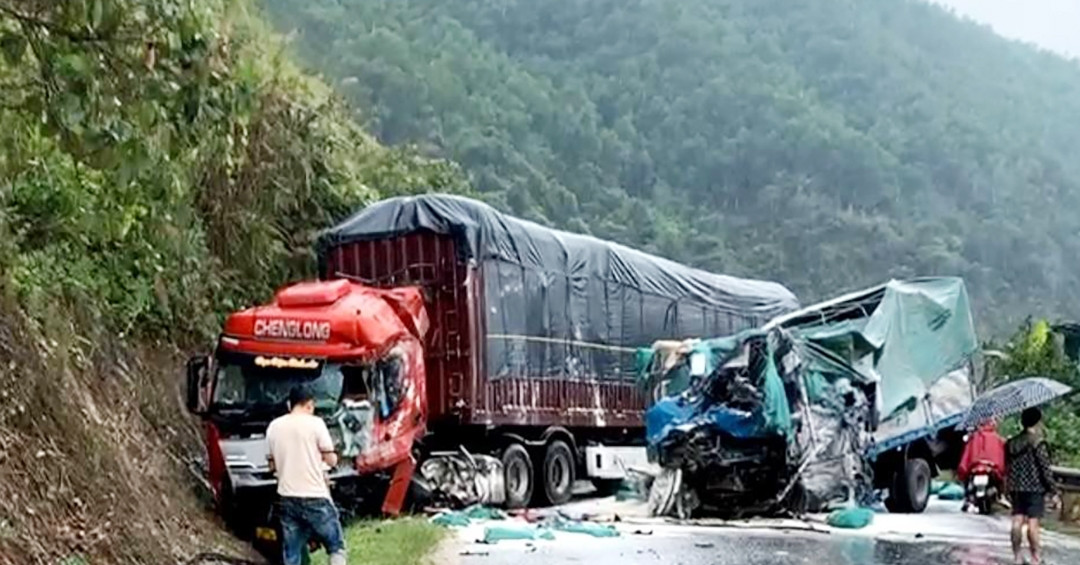 Tài xế tử vong, xe tải biến dạng sau tai nạn vớ...