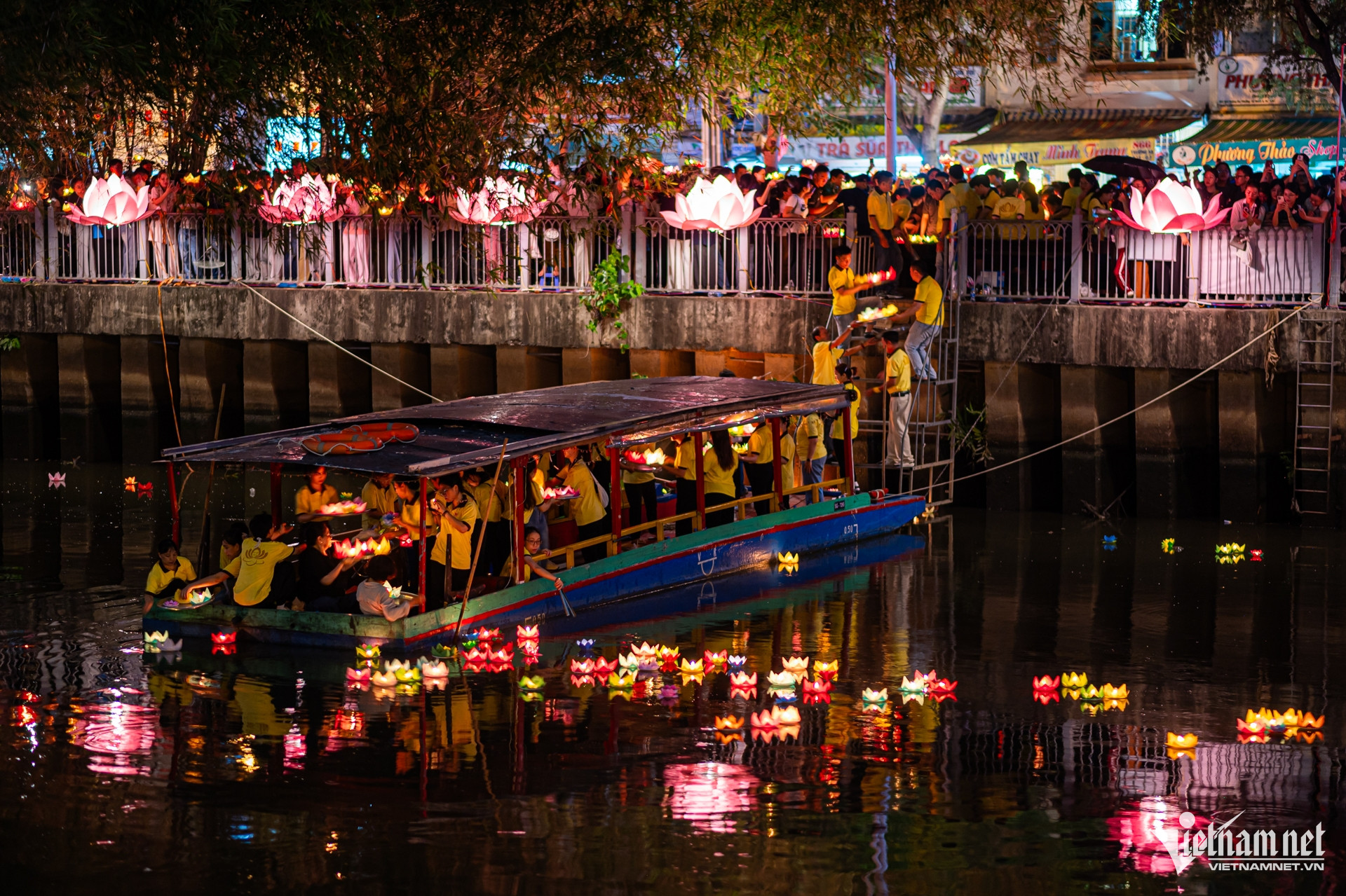 W-hoa đăng chùa Pháp Hoa nguyễn huế 13.jpg