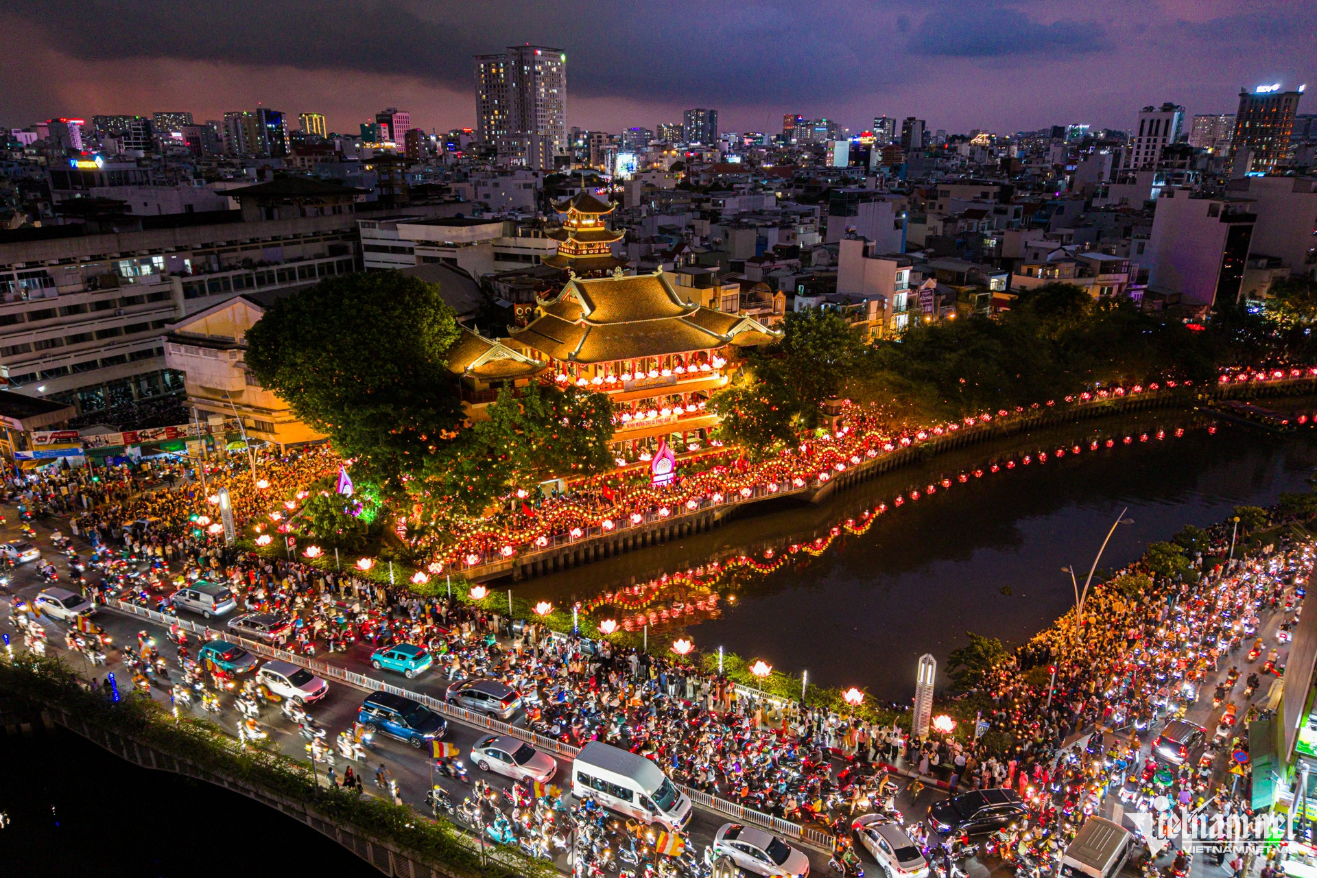 W-hoa đăng chùa Pháp Hoa nguyễn huế 2.jpg