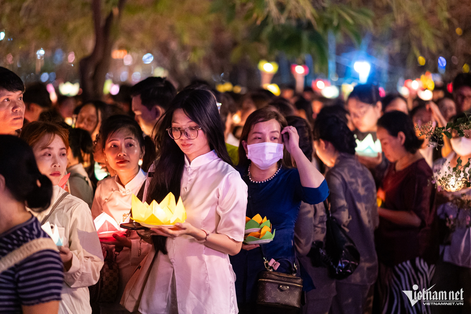 W-hoa đăng chùa Pháp Hoa nguyễn huế 8.jpg