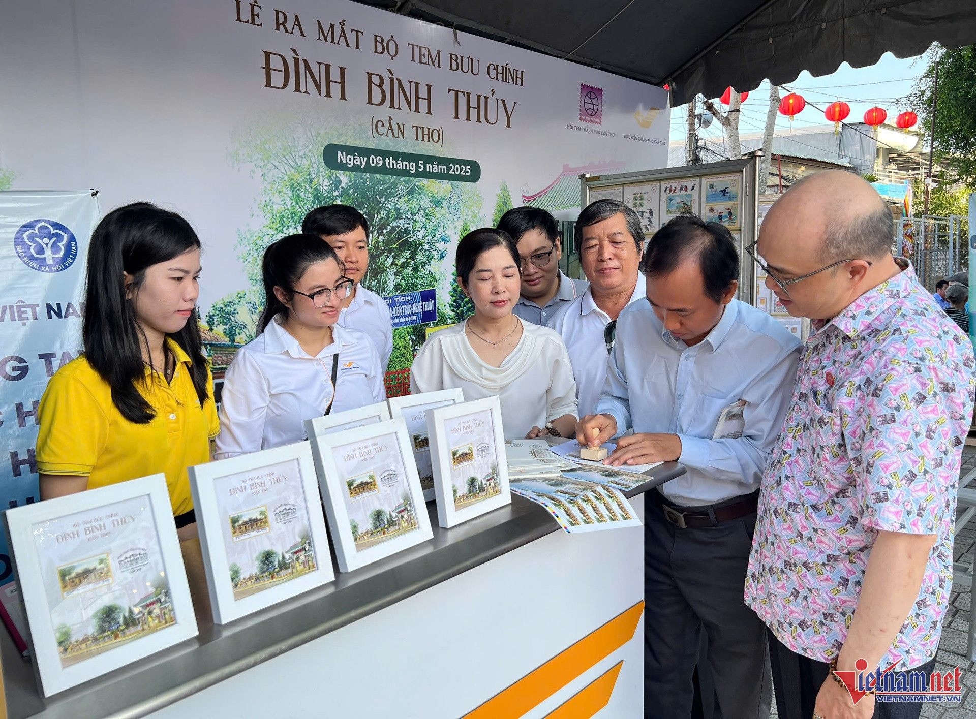 W-le ra mat bo tem buu chinh dinh Binh Thuy 005.jpg