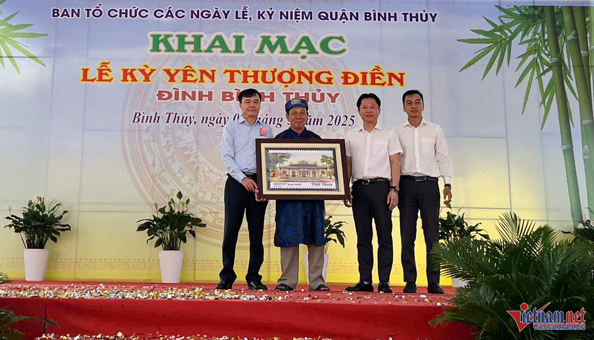 W-le ra mat bo tem buu chinh dinh Binh Thuy 006.jpg