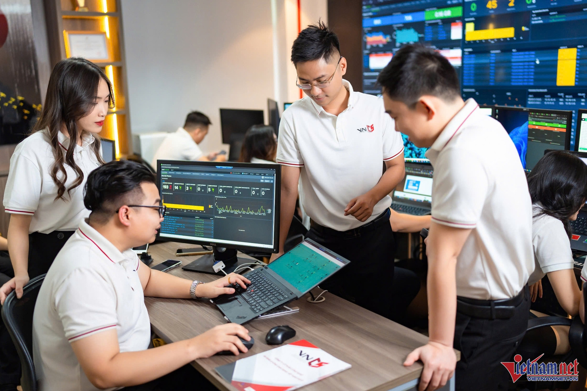 W-tan cong mang 001 1.jpg