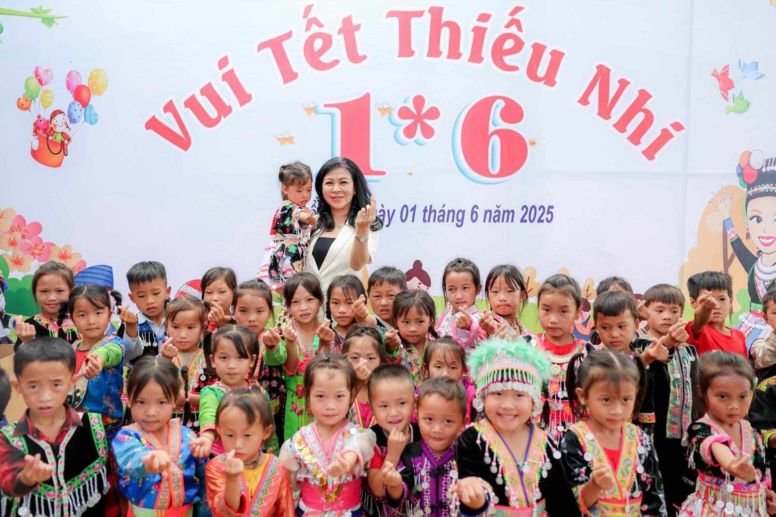 Phu nhân Ngô Phương Ly chung vui cùng các em nhỏ. Ảnh: Văn Quyết
