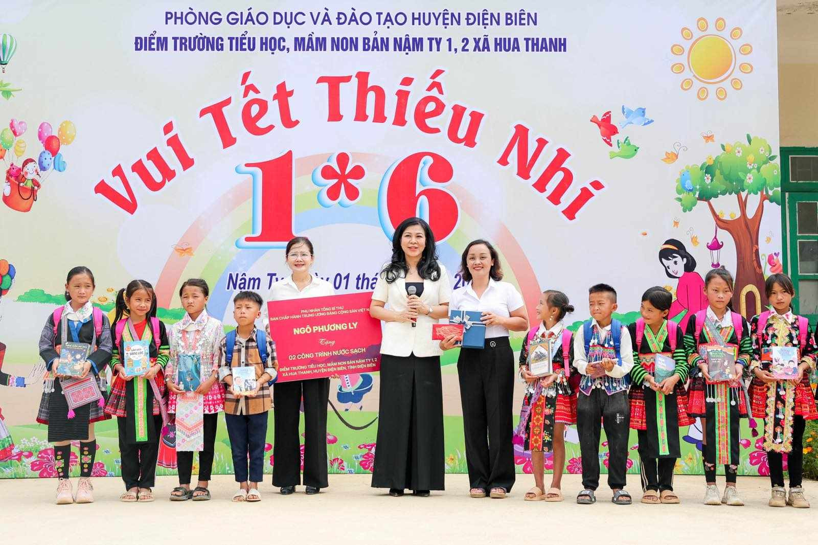 Phu nhân Ngô Phương Ly trao quà cho cô và trò điểm trường mầm non, tiểu học Nậm Ty 1, 2 xã Hua Thanh. Ảnh: Văn Quyết