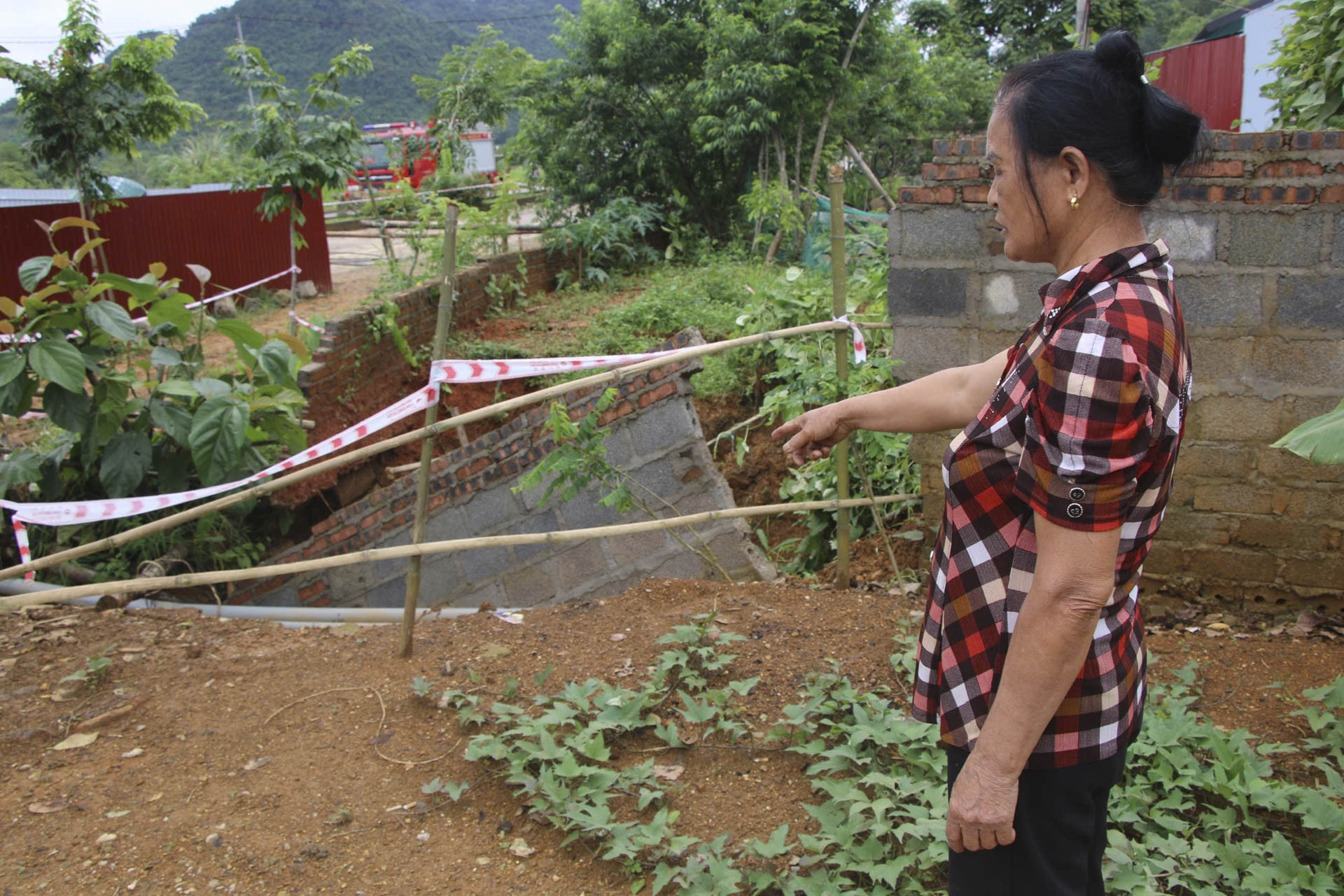 7 'hố tử thần' liên tục vỡ ra, người dân thốt lên: Chưa từng thấy cảnh tượng này!