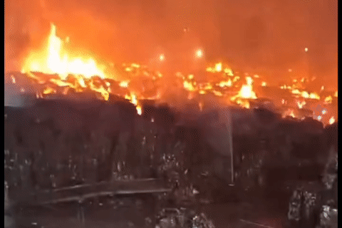 Cháy dữ dội tại công ty giấy, từ chiều đến khuya chưa thể khống chế