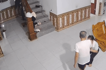 Chồng dùng cán chổi đánh vợ ngay trước mặt con nhỏ ở Tuyên Quang