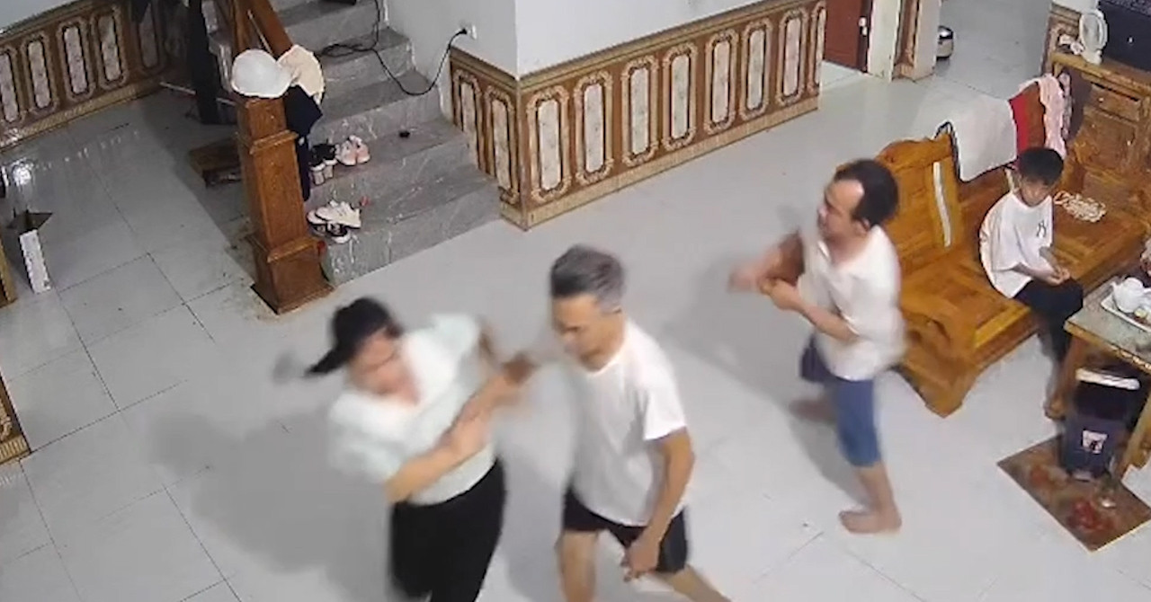 Chồng dùng cán chổi đánh vợ ngay trước mặt con ...
