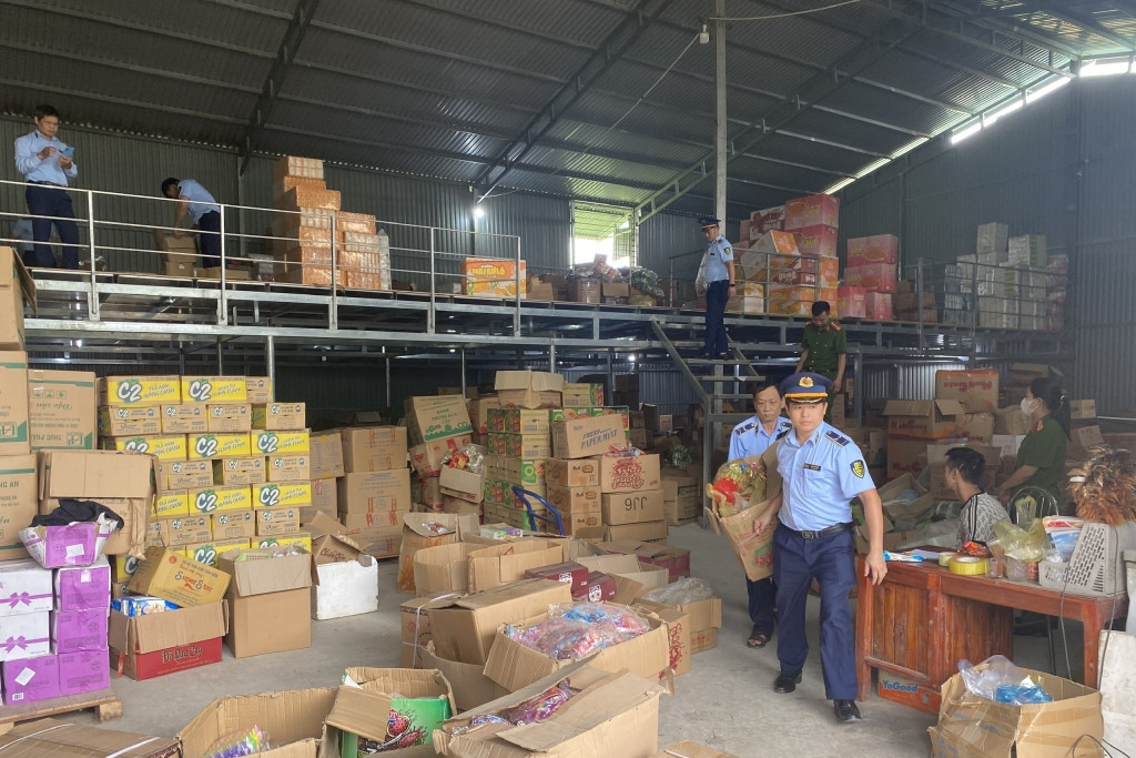 Đột kích kho hàng lậu 34.000 sản phẩm, phát hiện chân gà, xúc xích thối rữa