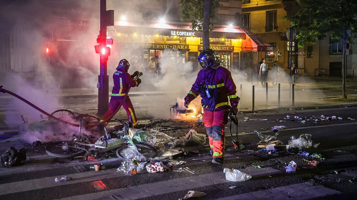 EFE - Paris linh cuu hoa.jpg