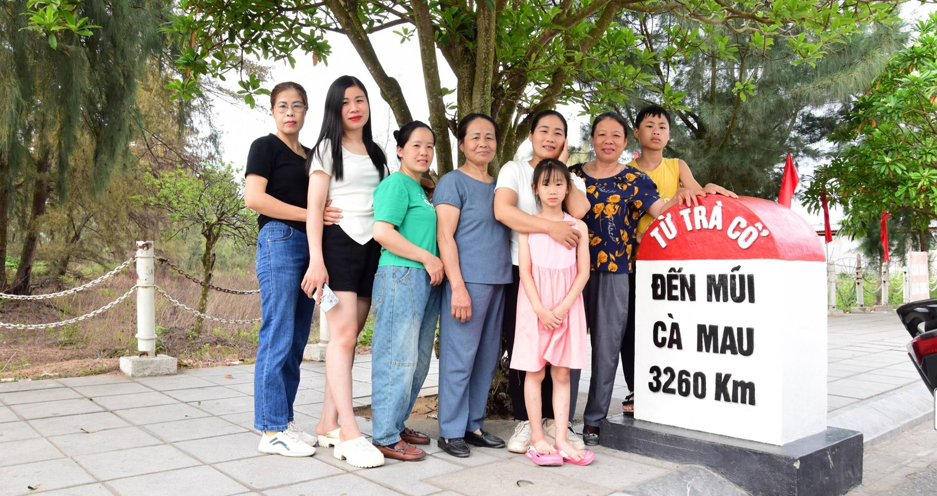 Gia đình 3 thế hệ rủ nhau đi xe máy vượt 250km tới Quảng Ninh, ngẫu hứng mà vui