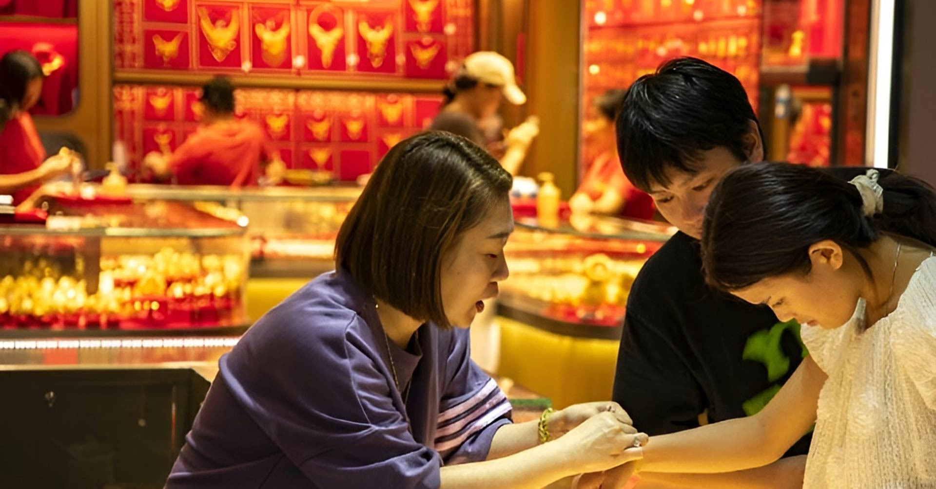 Giá vàng lập đỉnh, người dân một quốc gia vẫn mạnh tay mua 290 tấn